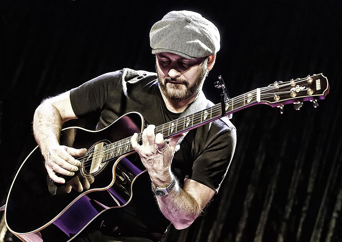 Dave Goodman beim Gitarre spielen. Foto von Albrecht Schmidt.