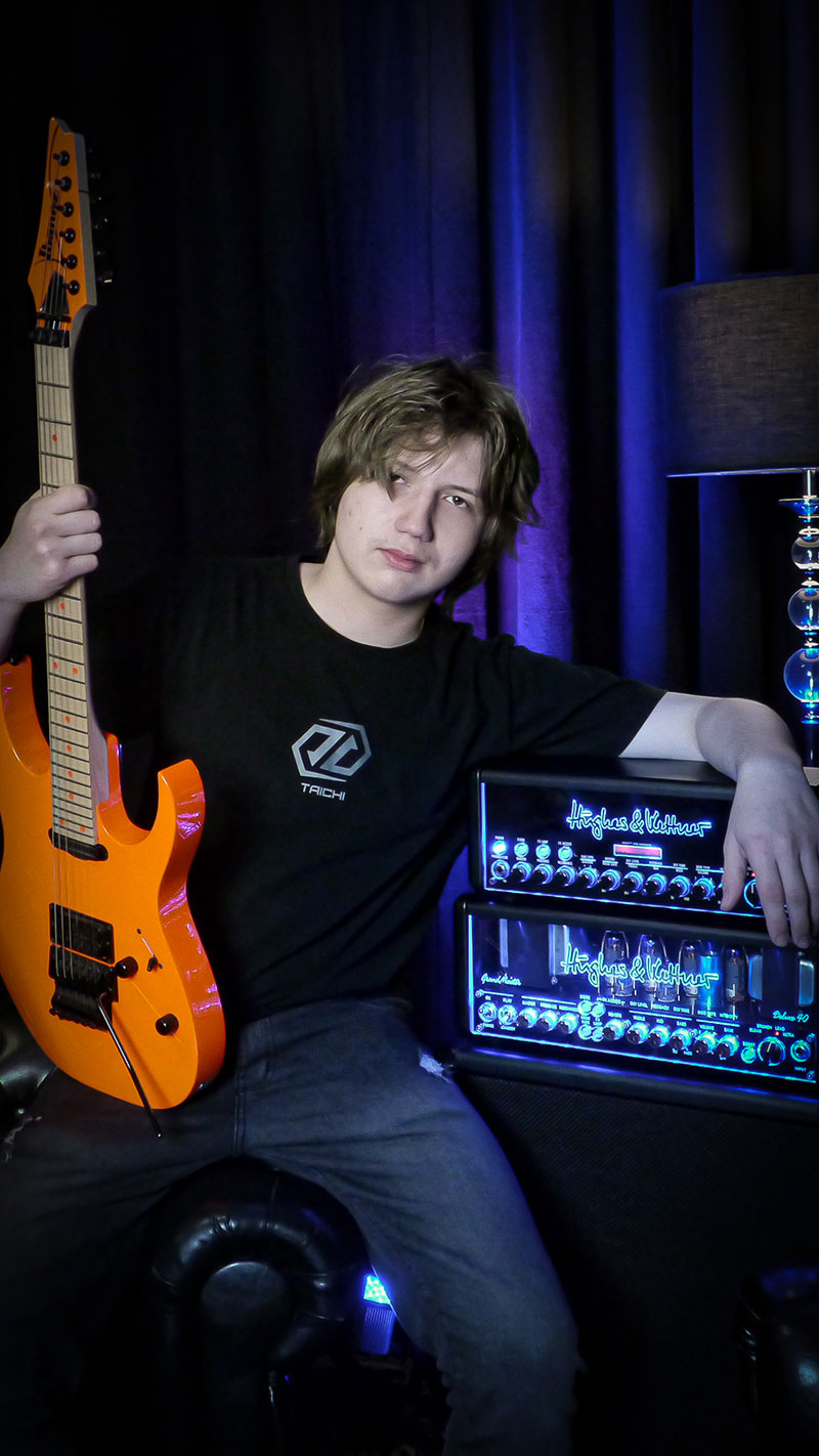 Dustin Tomsen mit Ibanez-Gitarre und Hughes-und-Kettner-Amp.