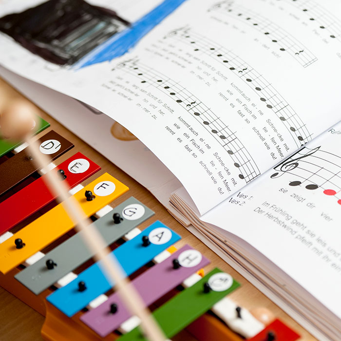 Farbenfrohe Glockenspiele machen Kindern auch optisch Laune.