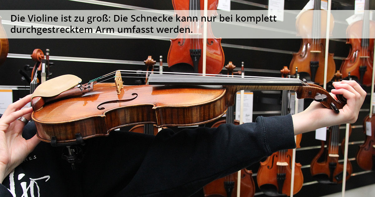 Eine Violine, die für das Kind zu groß ist