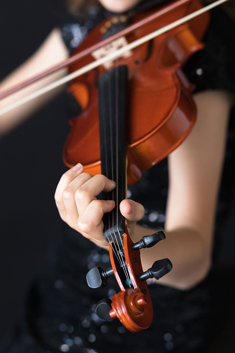 Nahaufnahme einer Violine, die von einer Musikerin gespielt wird